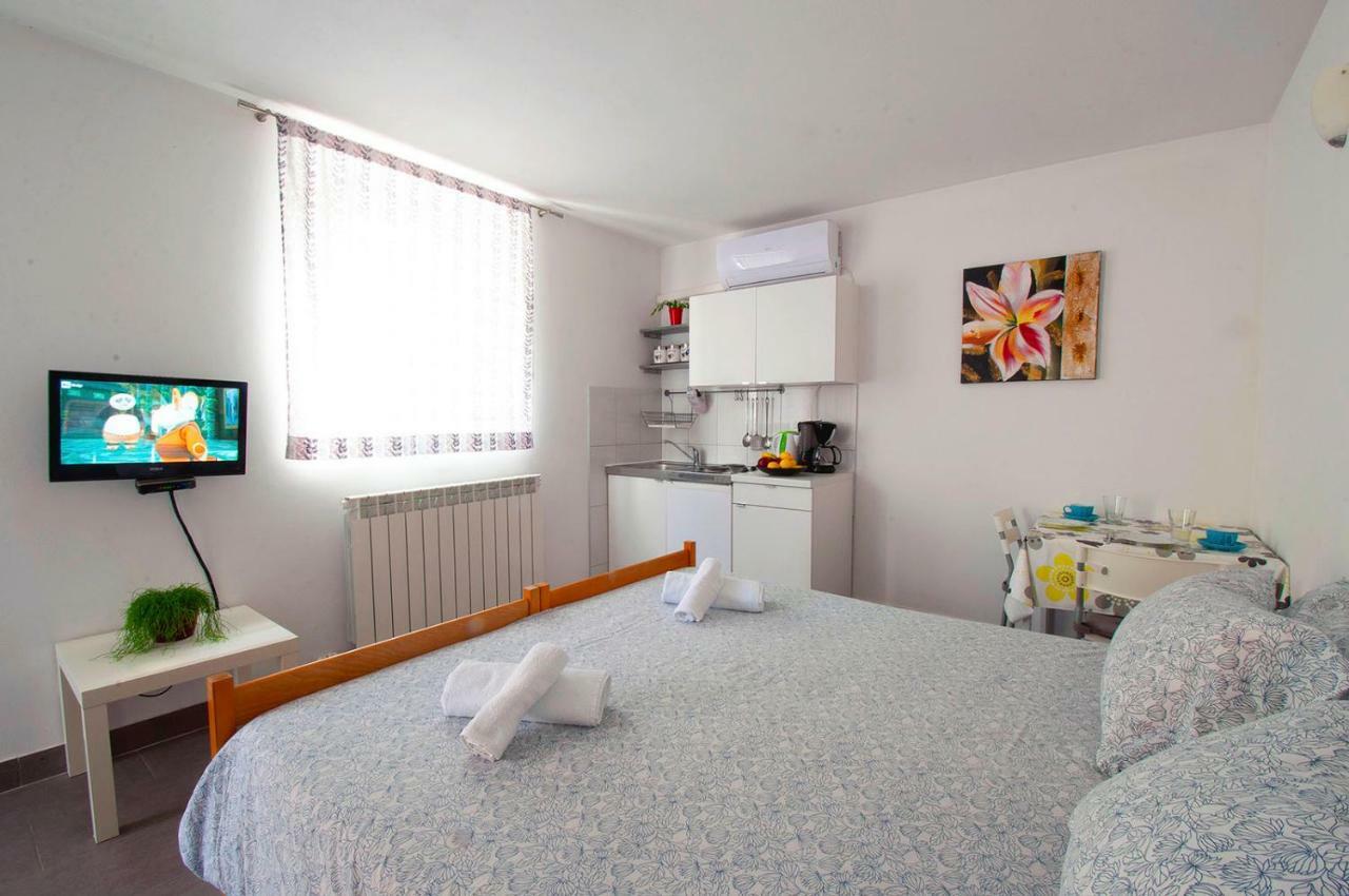 Apartment Dva Oriha Funtana Exterior foto