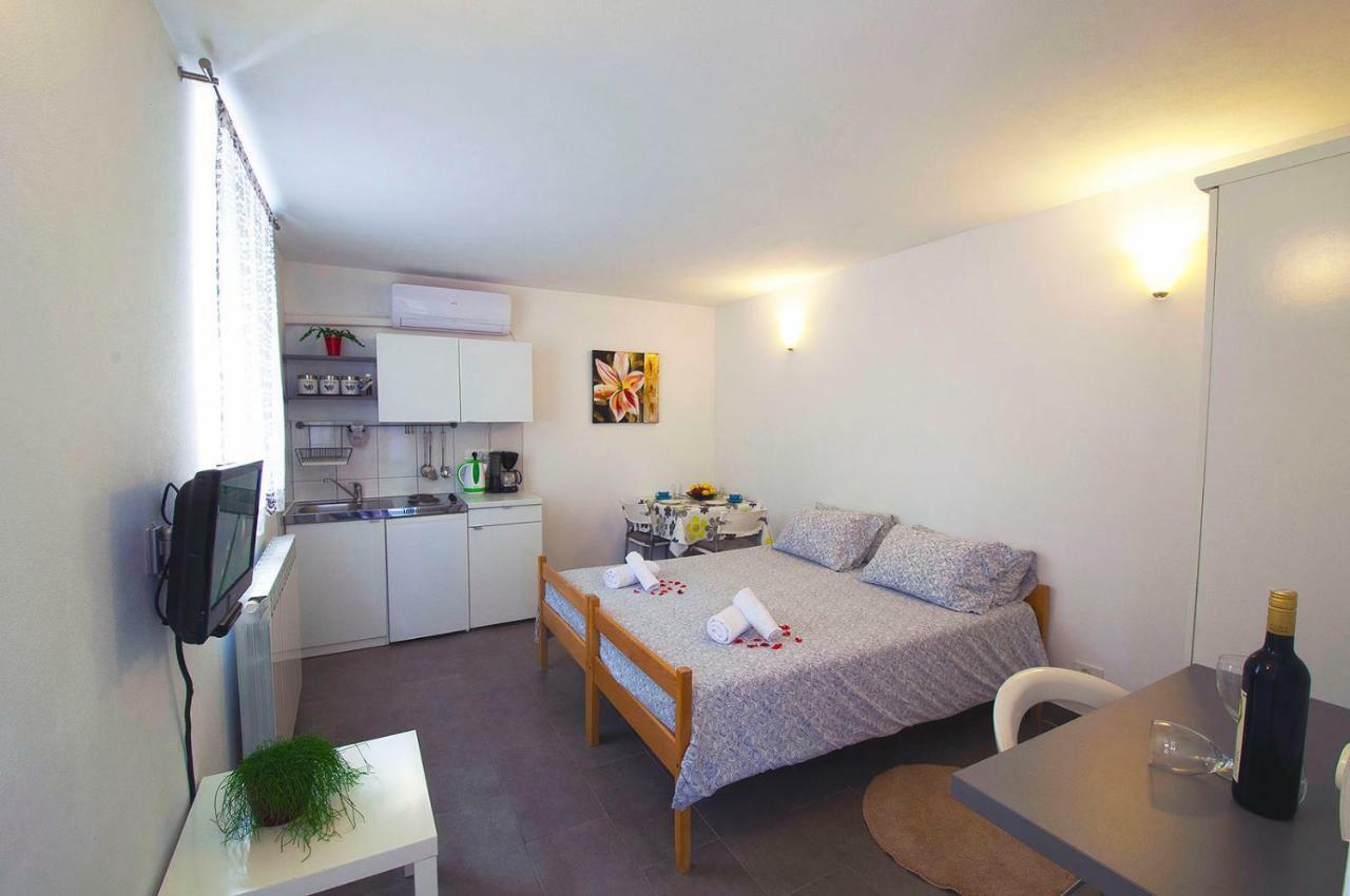 Apartment Dva Oriha Funtana Exterior foto