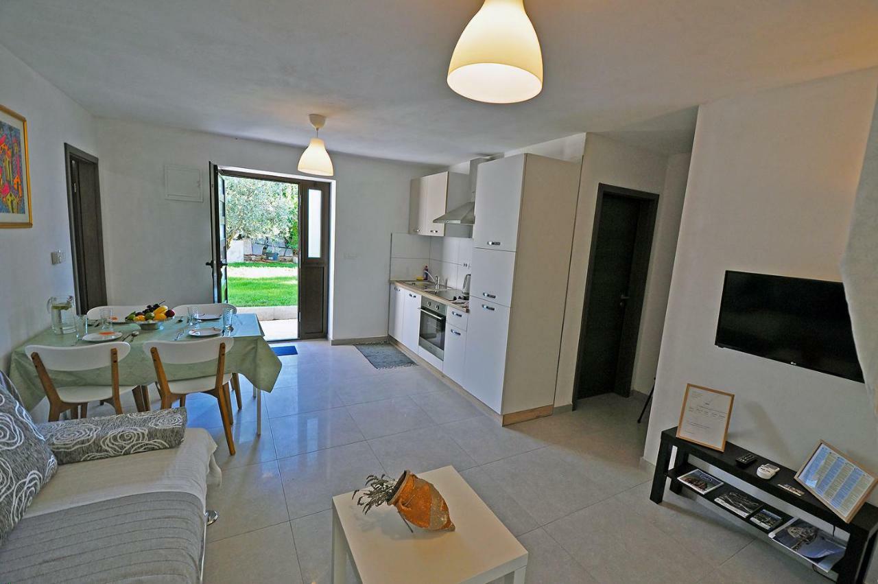 Apartment Dva Oriha Funtana Exterior foto